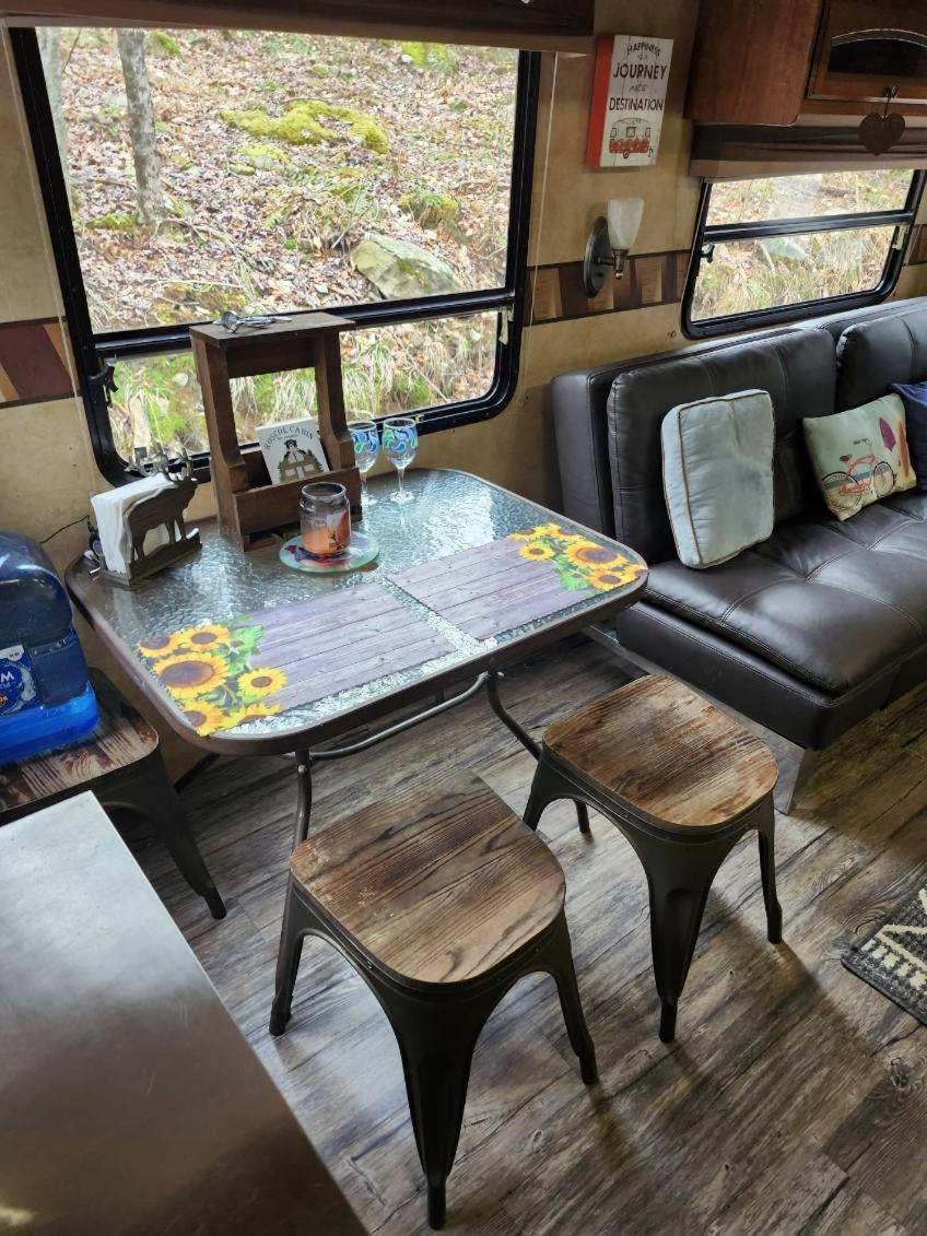 Rv Adventure Roscoe Pet Friendly Hotel ภายนอก รูปภาพ