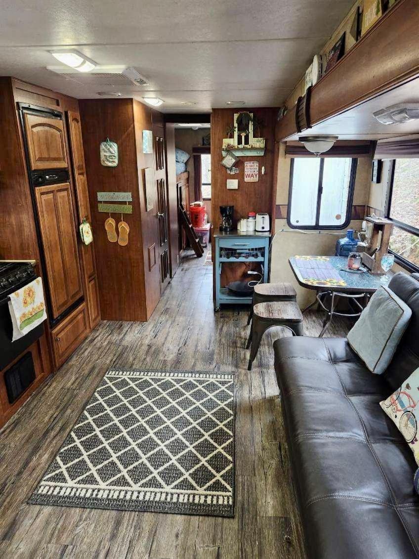Rv Adventure Roscoe Pet Friendly Hotel ภายนอก รูปภาพ