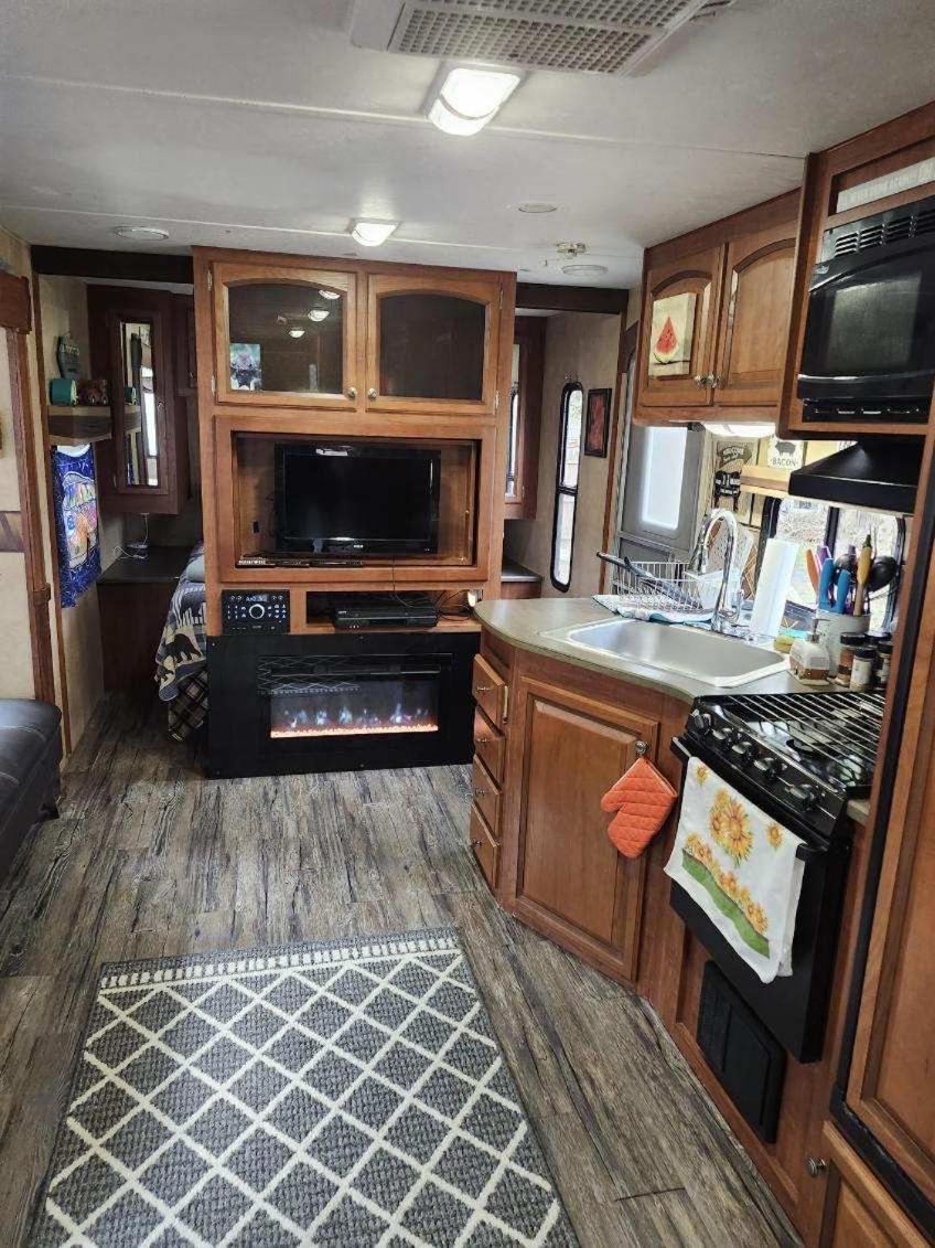 Rv Adventure Roscoe Pet Friendly Hotel ภายนอก รูปภาพ
